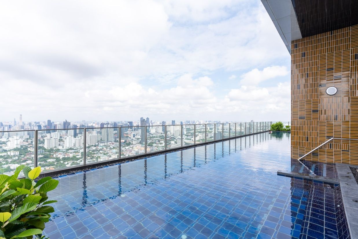 週末は朝から軽く汗を流し、プールサイドで読書をして過ごす