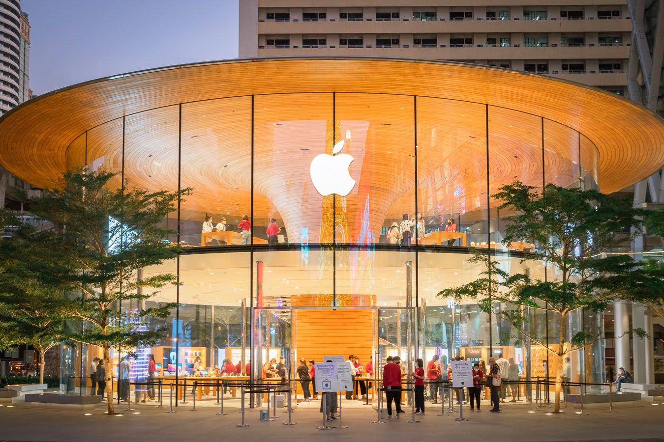 スマホを買うなら、公式店の一択。