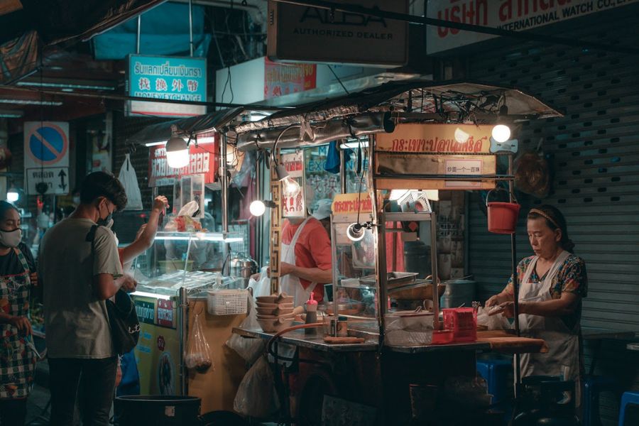 屋台（一食50〜80バーツ／約250〜400円）