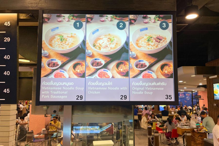 フードコート（一食60〜100バーツ／約300〜500円）