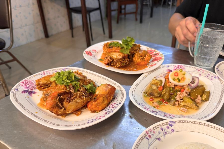 ローカル食堂（一食100〜200バーツ／約500〜1,000円）